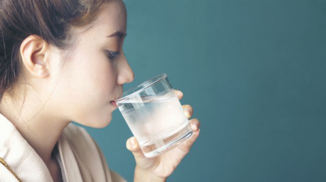 Jangan Minum Air Putih Terlalu Banyak, Ini 5 Bahayanya!