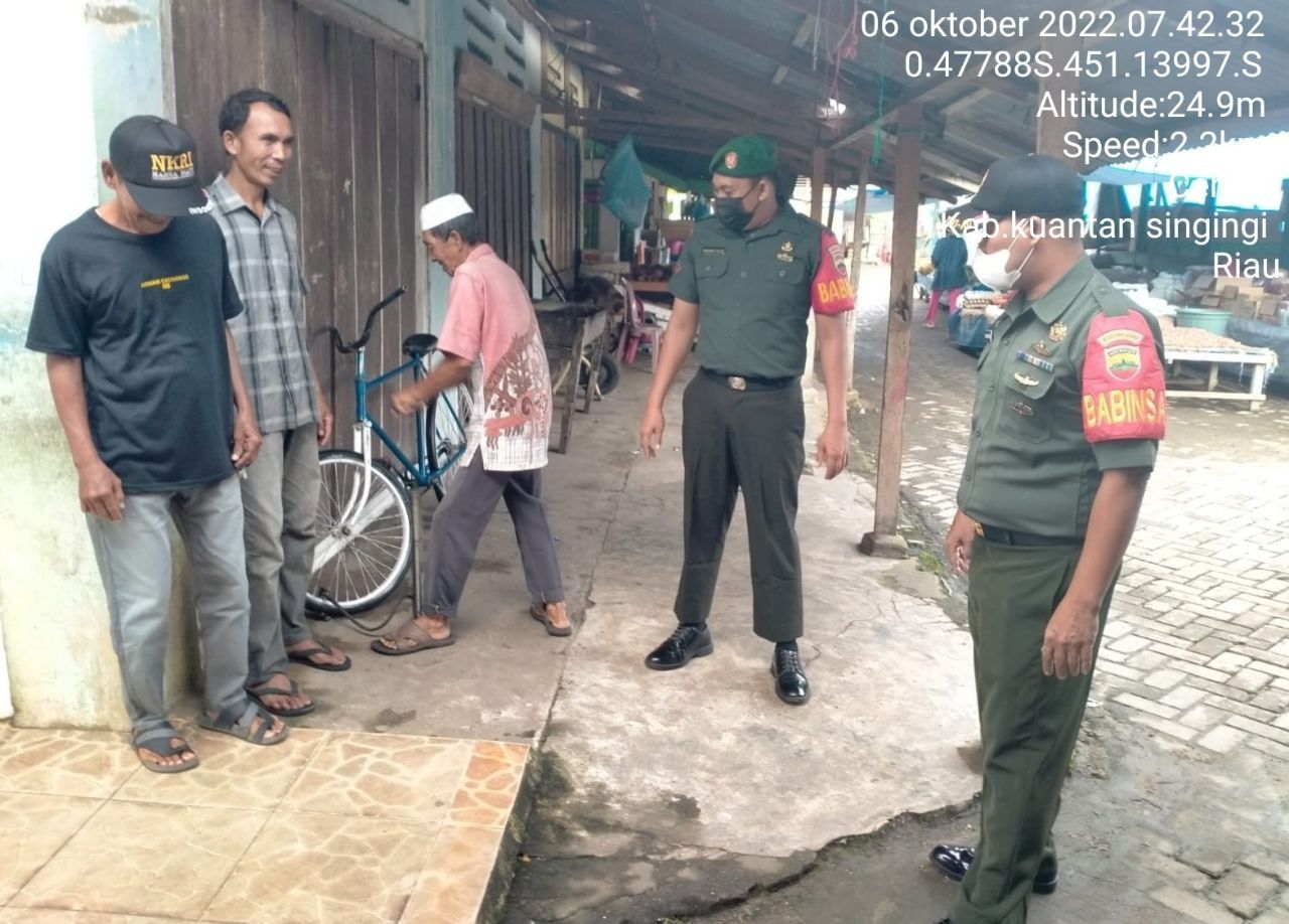 Babinsa Koramil 06/Cerenti Kodim 0302/Inhu Tak Henti-Henti Himbau Warga Untuk Selalu Patuhi Protokol Kesehatan Ditempat Umum