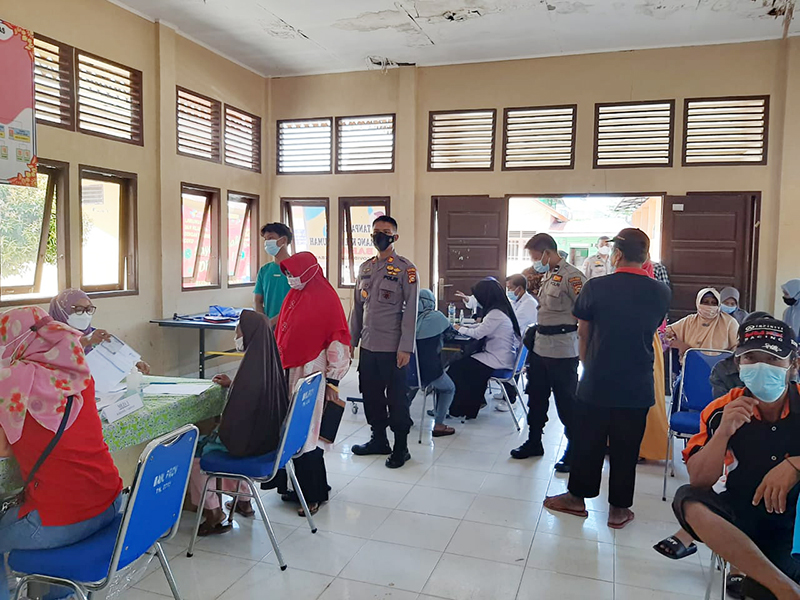 Kapolsek Ukui Tinjau Pelaksanaan Vaksinasi di Desa Air Emas