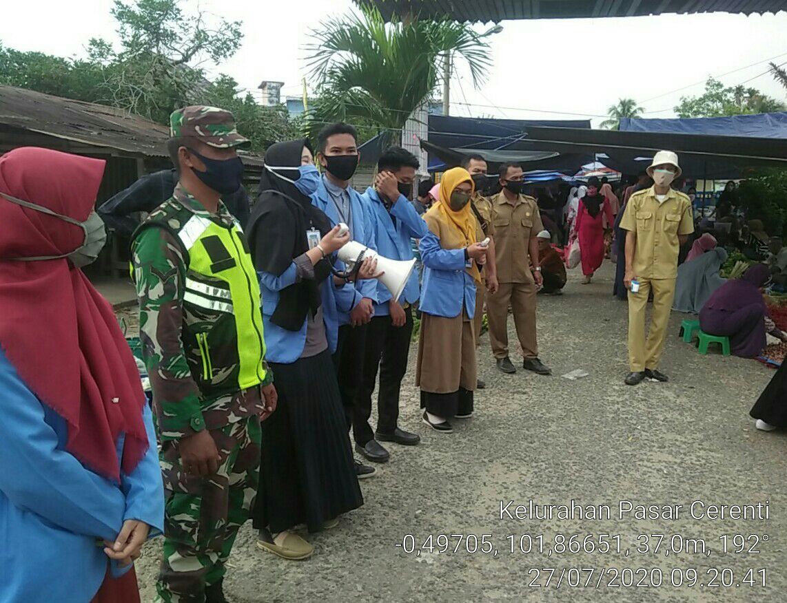 Babinsa Koramil 06/Carenti Dim 0302/Inhu Bersama Dengan Relawan Himbau Pengunjung Pasar Ikuti Protokol Kesehatan. 