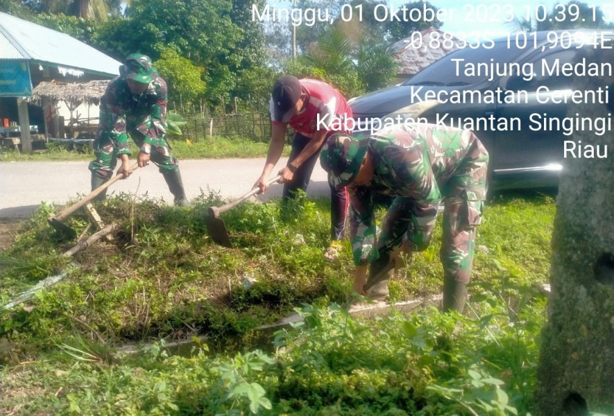 Tingkatkan Kerjasama, Babinsa Koramil 06/Cerenti Gotong Royong Bersama Warga Untuk Membersihkan Lingkungan Di Desa Binaan