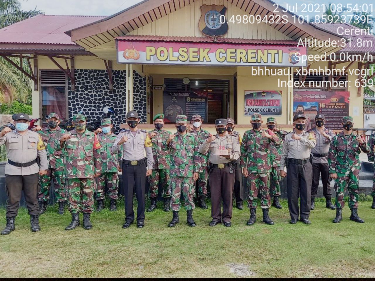 Koramil 06/Cerenti Beri Ucapan Hut Bhayangkara Ke 75 Kepada Polsek Cerenti