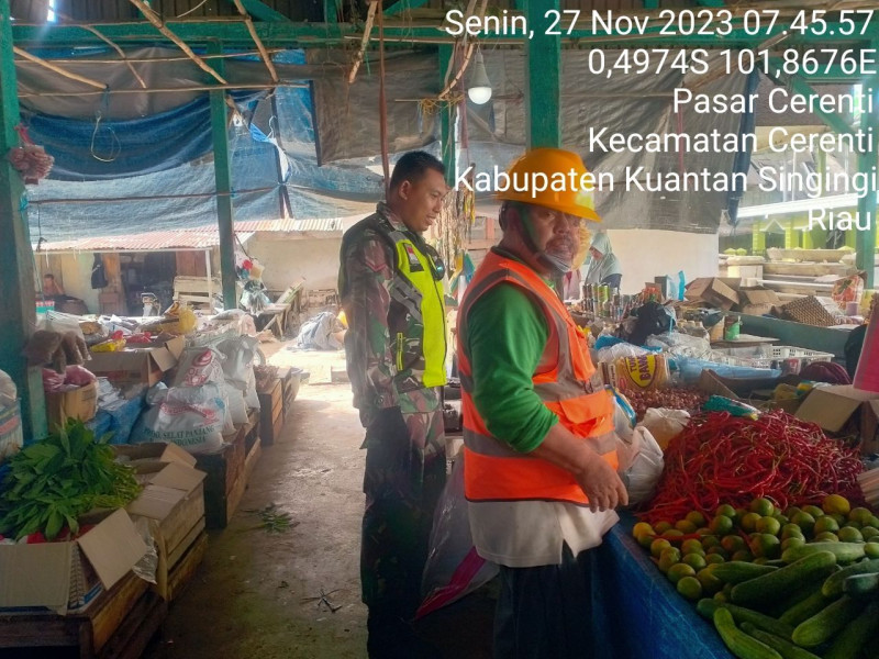 Di Pasar Tradisional Kecamatan Cerenti,Babinsa Koramil 06/Cerenti Kodim 0302/Inhu Pantau Perkembangan Harga Kebutuhan Pokok