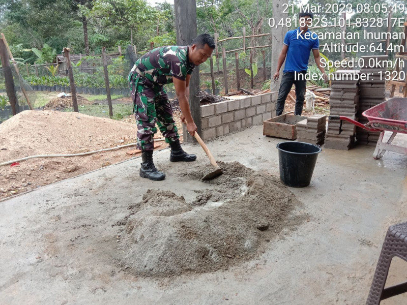 Babinsa Koramil 06/Cerenti Kodim 0302/Inhu Kopda Junedi Gotong Royong Di Desa Bedeng Sikuran Kampung Pancasila