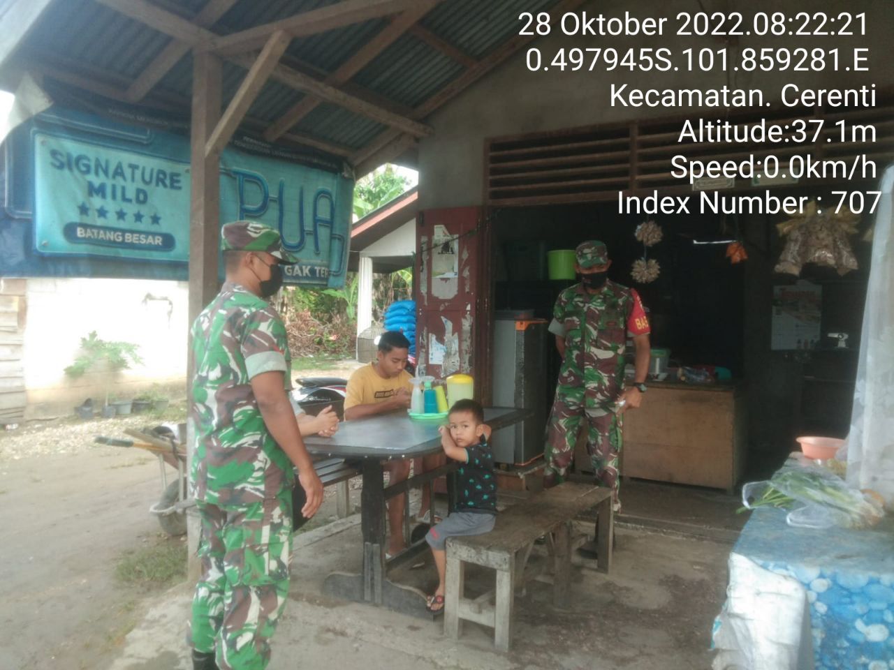 Babinsa Koramil 06/Cerenti Kodim 0302/Inhu Berikan Sosialisasi Serta Himbauan Kepada Warga Agar Patuhi Prokes Covid-19 di Desa Kampung Baru Kecamatan Cerenti Kabupaten Kuantan Singingi 