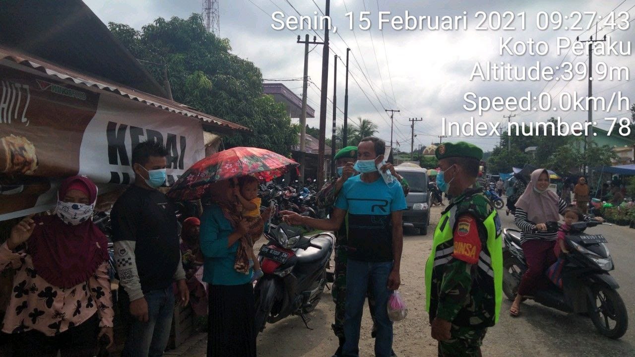 Babinsa Koramil 06/Cerenti Dim 0302/Inhu Bagikan Masker Upaya Memberikan Kesadaran Kepada Warga Pasar Tradisional Cerenti