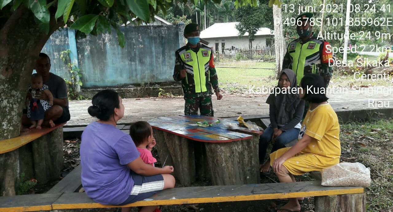 Babinsa Edukasi Warga Secara Terus Menerus Tentang Disiplin Prokes Covid-19 di Desa Sikakak