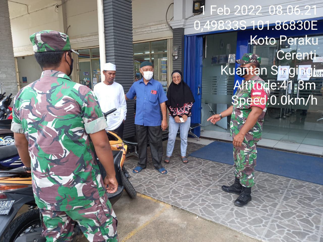 Babinsa Koramil 06/Cerenti Kodim 0302/Inhu Sapa Warga, Beri Himbauan Untuk Memakai Masker Di BRI Unit Cerenti 