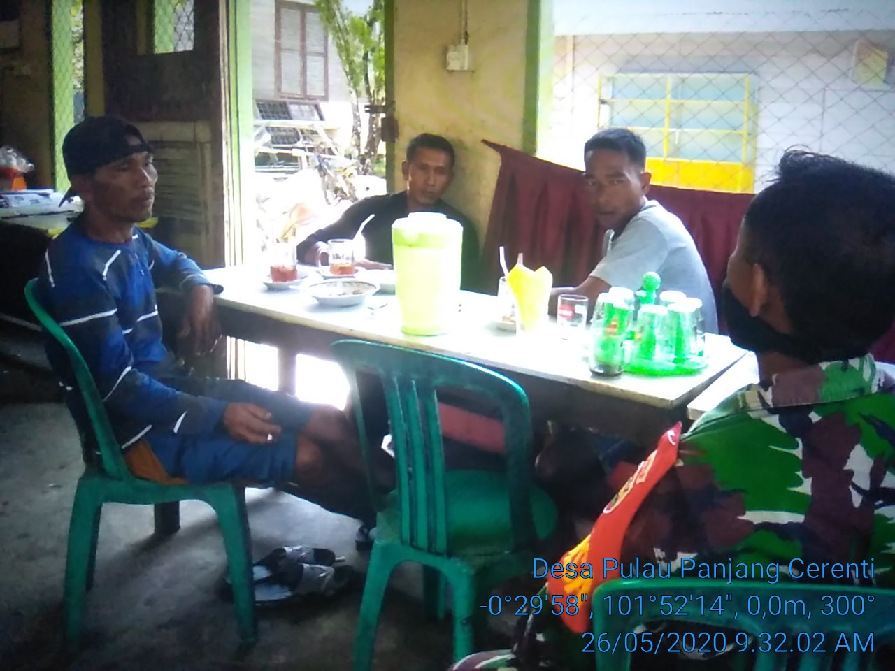 Dalam Suasana Hari Raya Idul Fitri, Babinsa Koramil 06/Cerenti Dim 0302/Inhu Sertu Indra Jalil Komsos Dengan Warga Binaan.