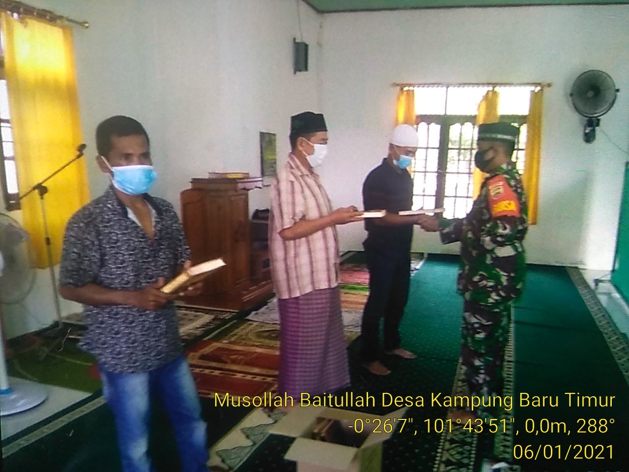 Makmurkan Musholla Baitullah, Babinsa Koramil 06/Cerenti Dim 0302/Inhu Sumbang Al- Qur'an