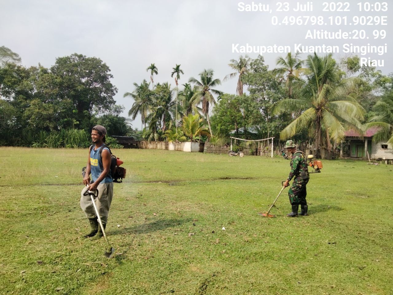 Jelang Pembukaan TMMD Reg 114 Babinsa Koramil 06/Cerenti Kodim 0302/Inhu Lakukan Gotong Royong Pembersihan Sepak Bola 