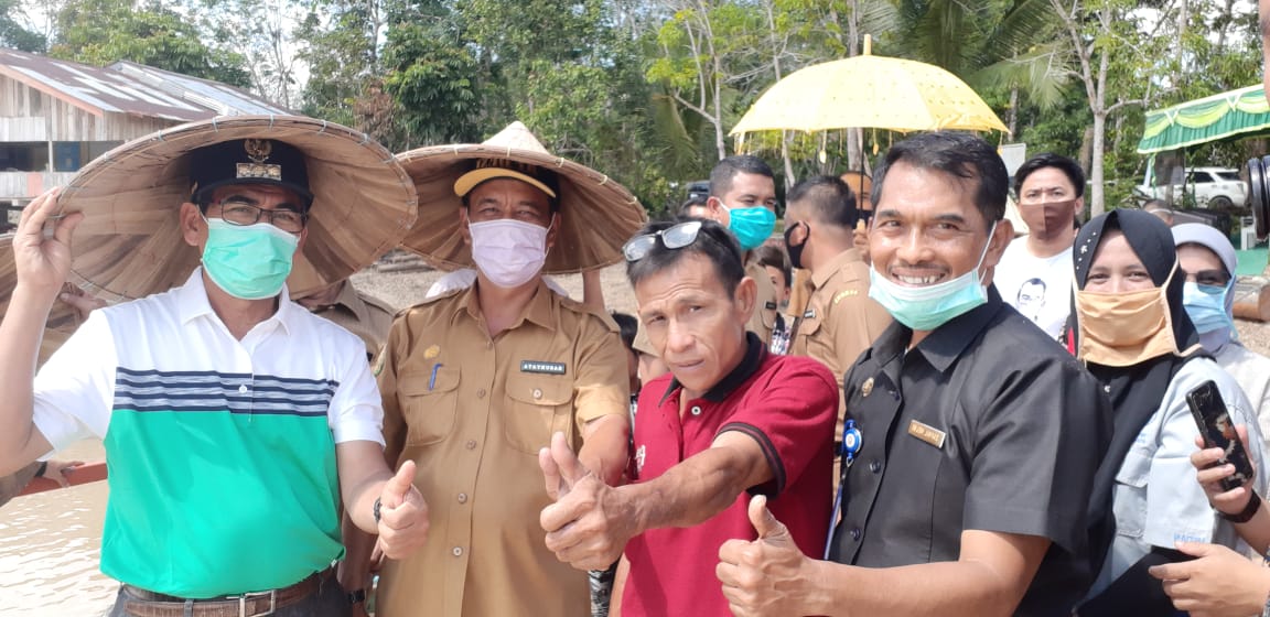 Bupati Kuansing H.Mursini Tebar 10.000 Ekor Benih Ikan Di Danau Kebun Nopi Kecamatan Kuantan Mudik.