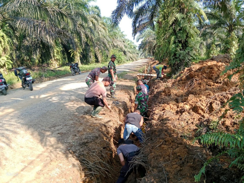 Babinsa  Melaksanakan Pengerasan Jalan Penghubung Desa Pekan Heran Dan Desa Redang TMMD Ke-120  Kodim 0302/Inhu 