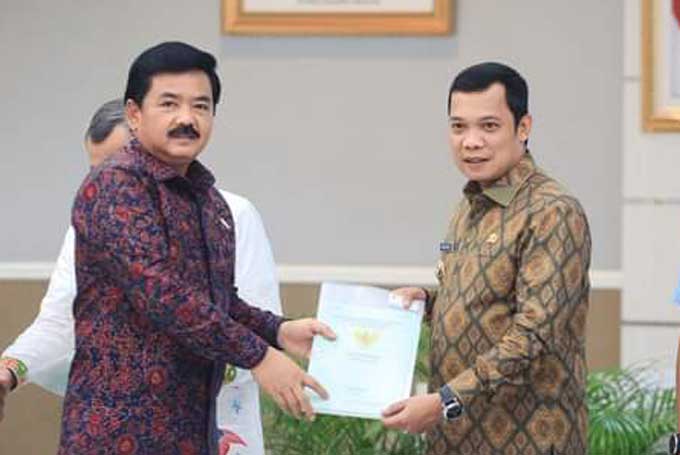 Pemko Pekanbaru Terima 3 Sertifikat Aset Tanah dari Menteri ATR/BPN