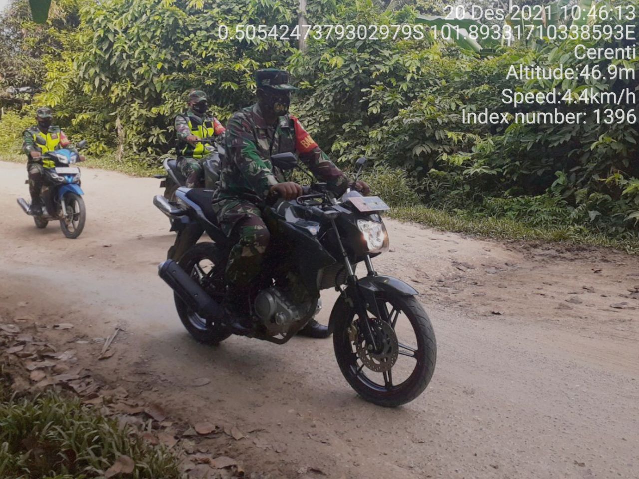 Sertu Firman Bersama Anggota Babinsa Koramil 06/Cerenti Kodim 0302/ Inhu Lainnya Laksanakan Patroli Untuk Cegah Kebakaran Hutan Dan Lahan di Desa Pesikaian Kecamatan Cerenti