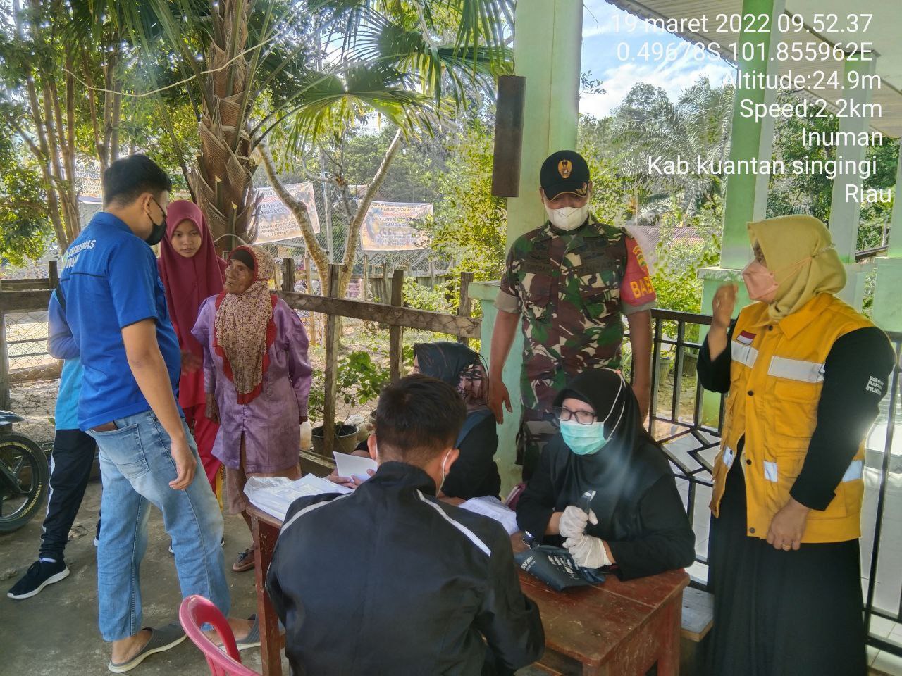 Vaksinasi Terus Berjalan, Babinsa Koramil 06/Cerenti Kodim 0302/Inhu Bersama Babinkamtibmas Lakukan Pendampingan di Koto Inuman