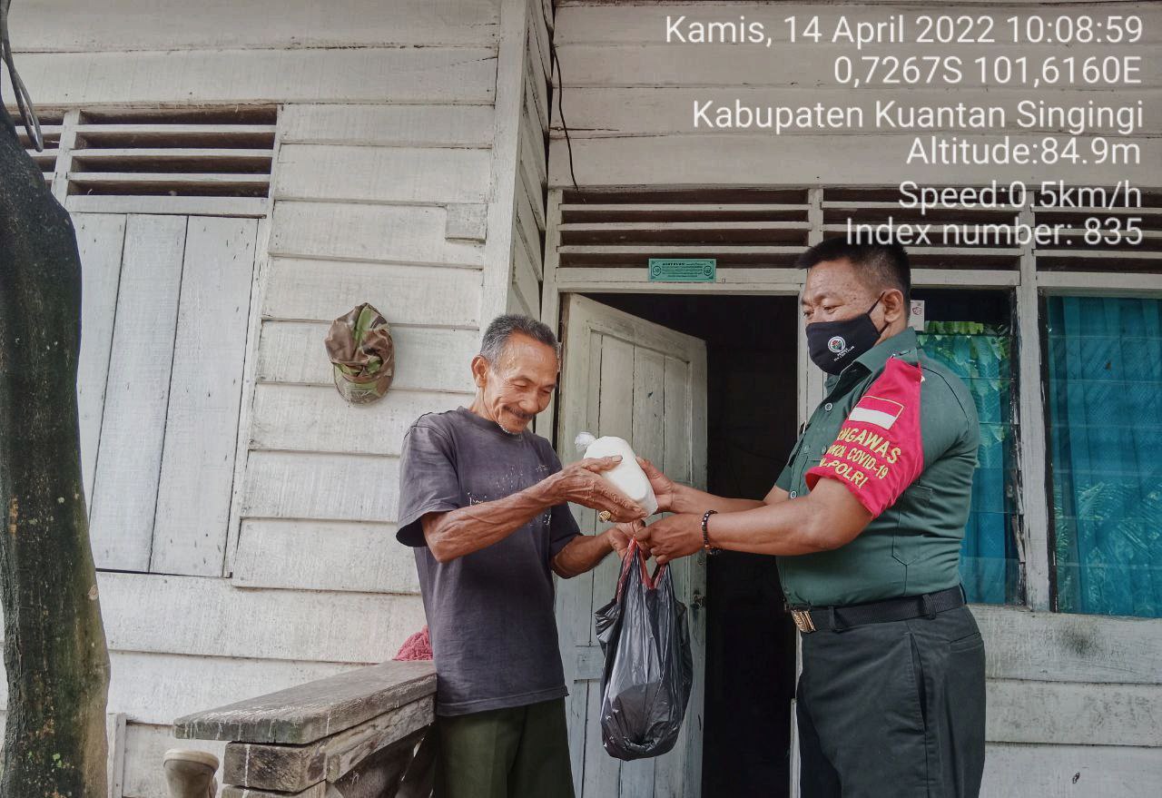Ringankan Beban Masyarakat,Babinsa Koramil 06/Cerenti Kodim 0302/Inhu Memberi Bantuan Kepada Warga Kurang Mampu