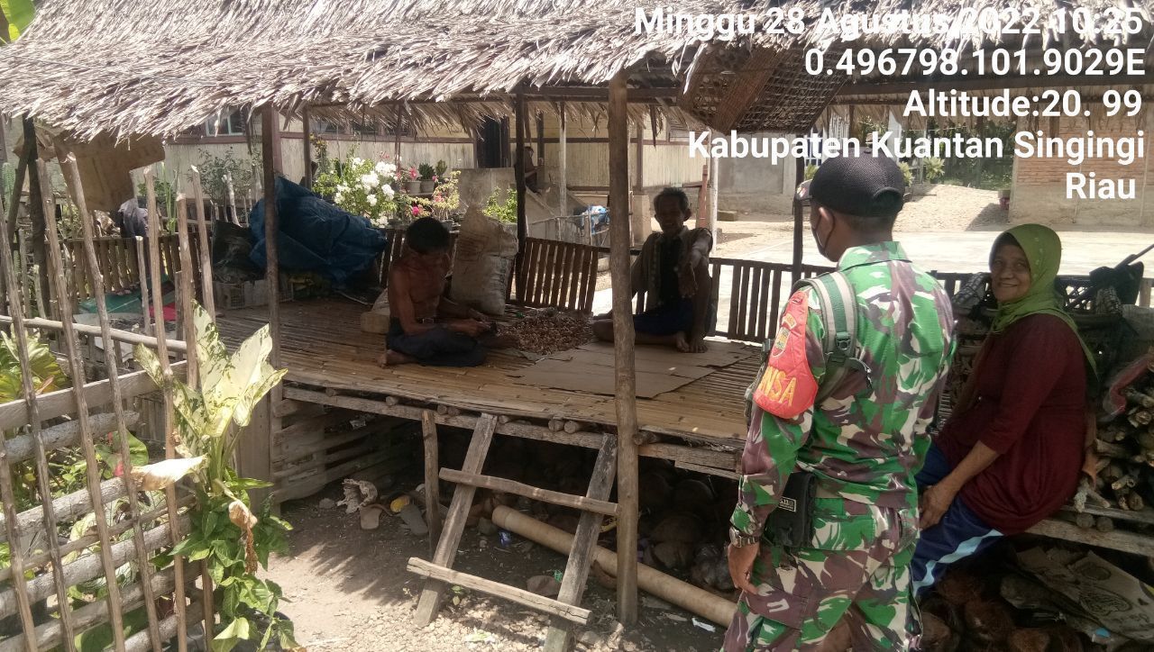 Babinsa Koramil 06/Cerenti Kodim 0302/Inhu,Serda Abdul Wahab Di Tempat Santai Laksanakan Komsos Dengan Warga Desa