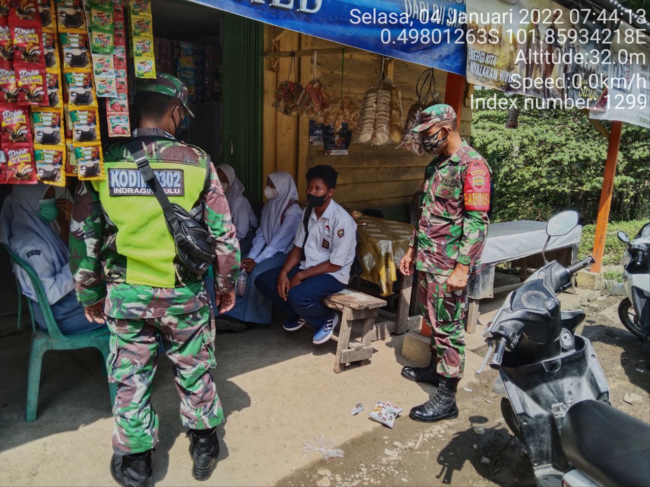 Babinsa Koramil 06/Cerenti Dim 0302/Inhu  Berikan Sosialisasi Serta Himbauan Kepada Warga Agar Patuhi Prokes Covid-19 di Pulau Panjang Hilir