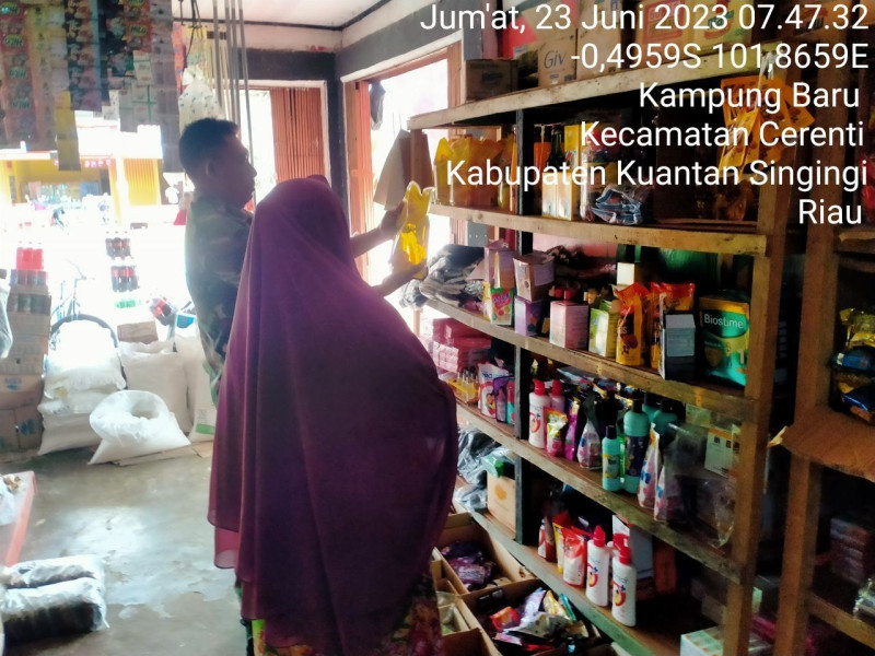 Kopda Muhammad Soleh Babinsa Koramil 06/Cerenti Kodim 0302/Inhu Pantau Perkembangan Harga Kebutuhan Pokok Di Warung Diwilayah Teritorialnya