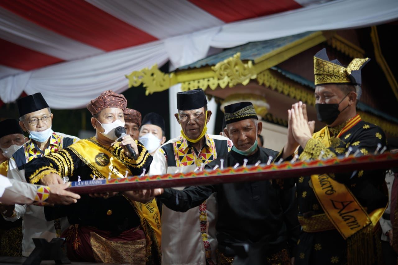 PLT Bupati Kuansing Suhardiman Amby Hadiahi  Miniatur Jalur Kepada Kapolda Riau Irjen Agung Setya Imam Effendi (Datuk Bandaro Alam)