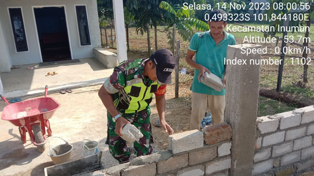 Kopda Junedi Babinsa Koramil 06/Cerenti Kodim 0302/Inhu Gotong Royong Didesa Bedeng Kecamatan Inuman Kabupaten Kuansing