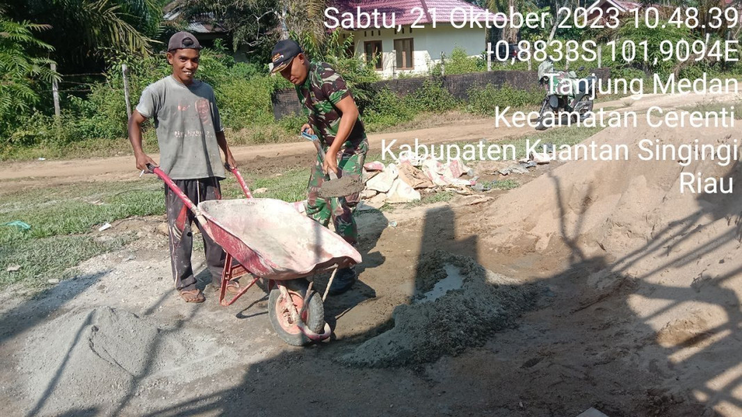 Terlihat Keakraban Babinsa Koramil 06/Cerenti Kodim 0302/Inhu Bantu Warga Membuat Rumah Di Desa Tanjung Medan