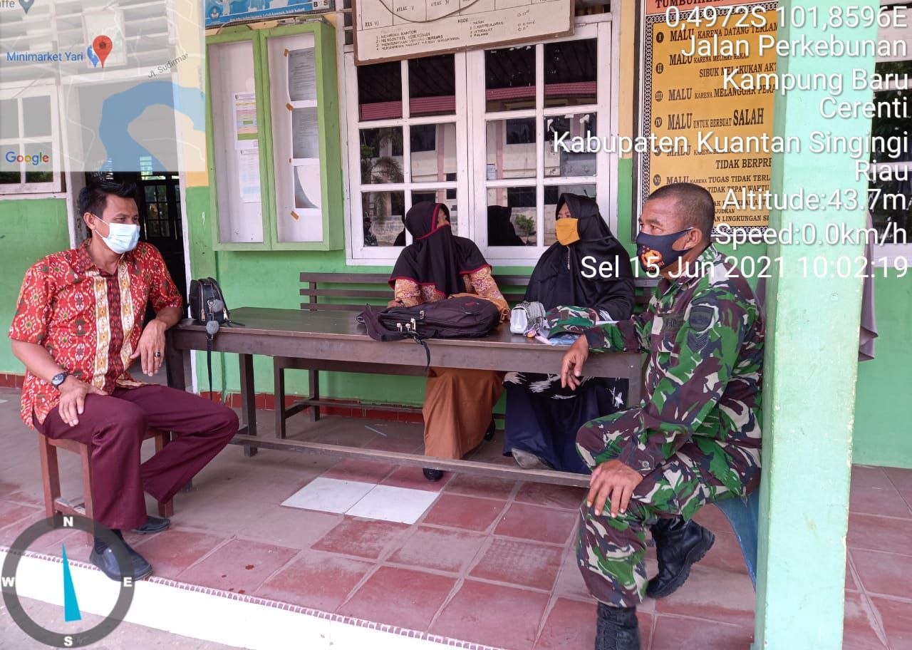 Babinsa Koramil 06/Cerenti Komsos Bersama Guru Sekolah Dasar