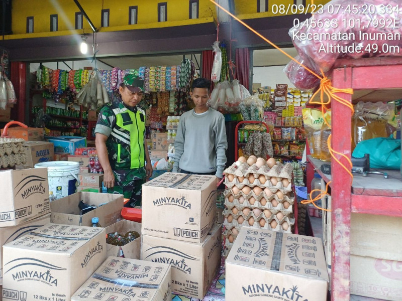 Babinsa Koramil 06/Cerenti Kodim 0302/Inhu Sertu Efison Pantau Perkembangan Harga Kebutuhan Pokok Di Kecamatan Inuman Kabupaten Kuansing-Riau