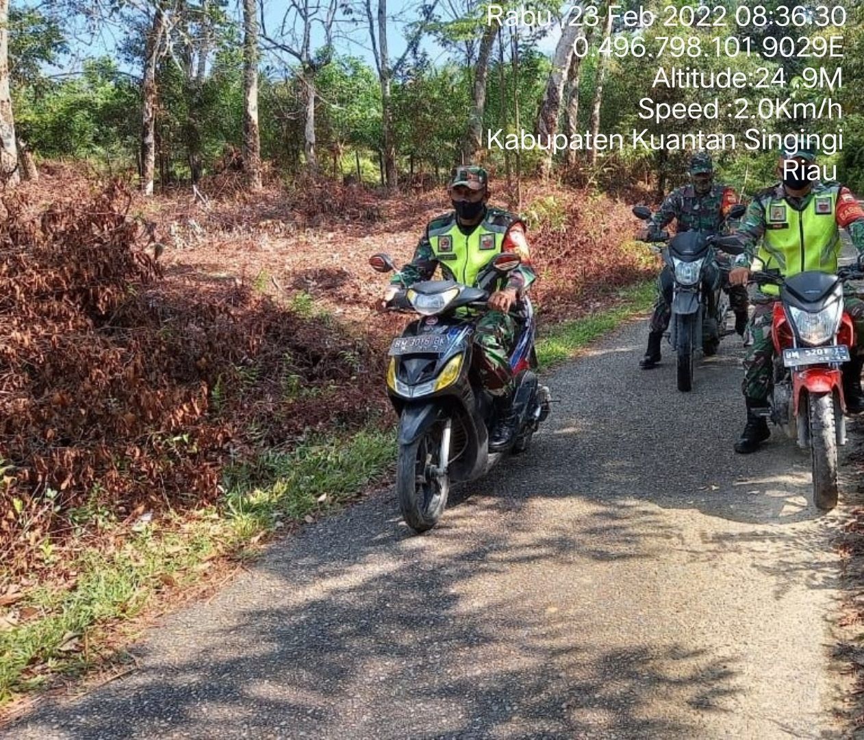 Babinsa Koramil 06/Cerenti Kodim 0302/Inhu Rutin Patroli Dan Sosialisasi Cegah Karhutla Di Wilayah Binaan Desa Pulau Busuk Jaya Kecamatan Inuman