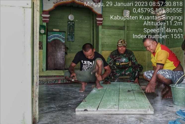 Babinsa Koramil 06/Cerenti  Kodim 0302/Inhu Membantu Masyarakat Memperbaiki Pintu Musollah Desa Ketaping Jaya 