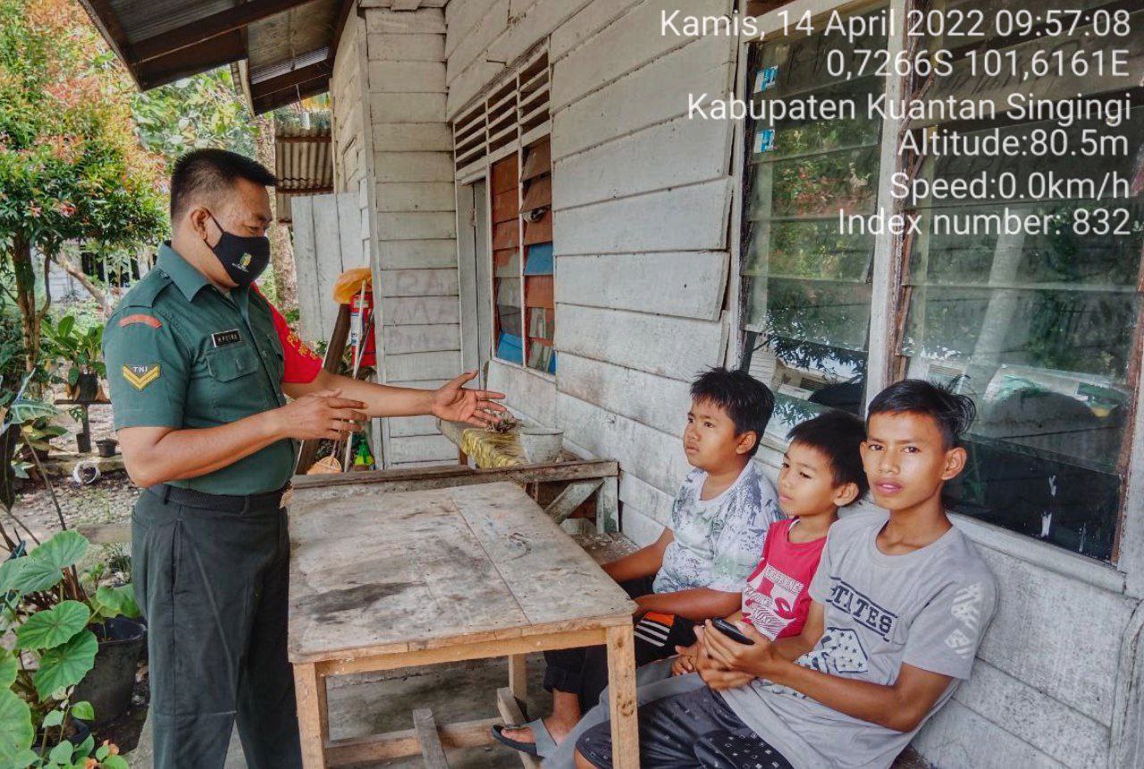 Babinsa Koramil 06/Cerenti  Kodim 0302/Inhu Melaksanakan Komsos Dengan Pemuda Desa Pasar Inuman Kecamatan Inuman