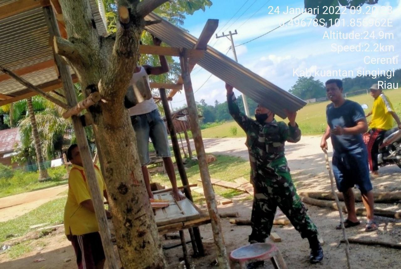 Babinsa Koramil 06/Cerenti  Kodim 0302 Inhu Membantu Membangun Warung Milik Warga di Desa Pulau Bayur Kecamatan Cerenti