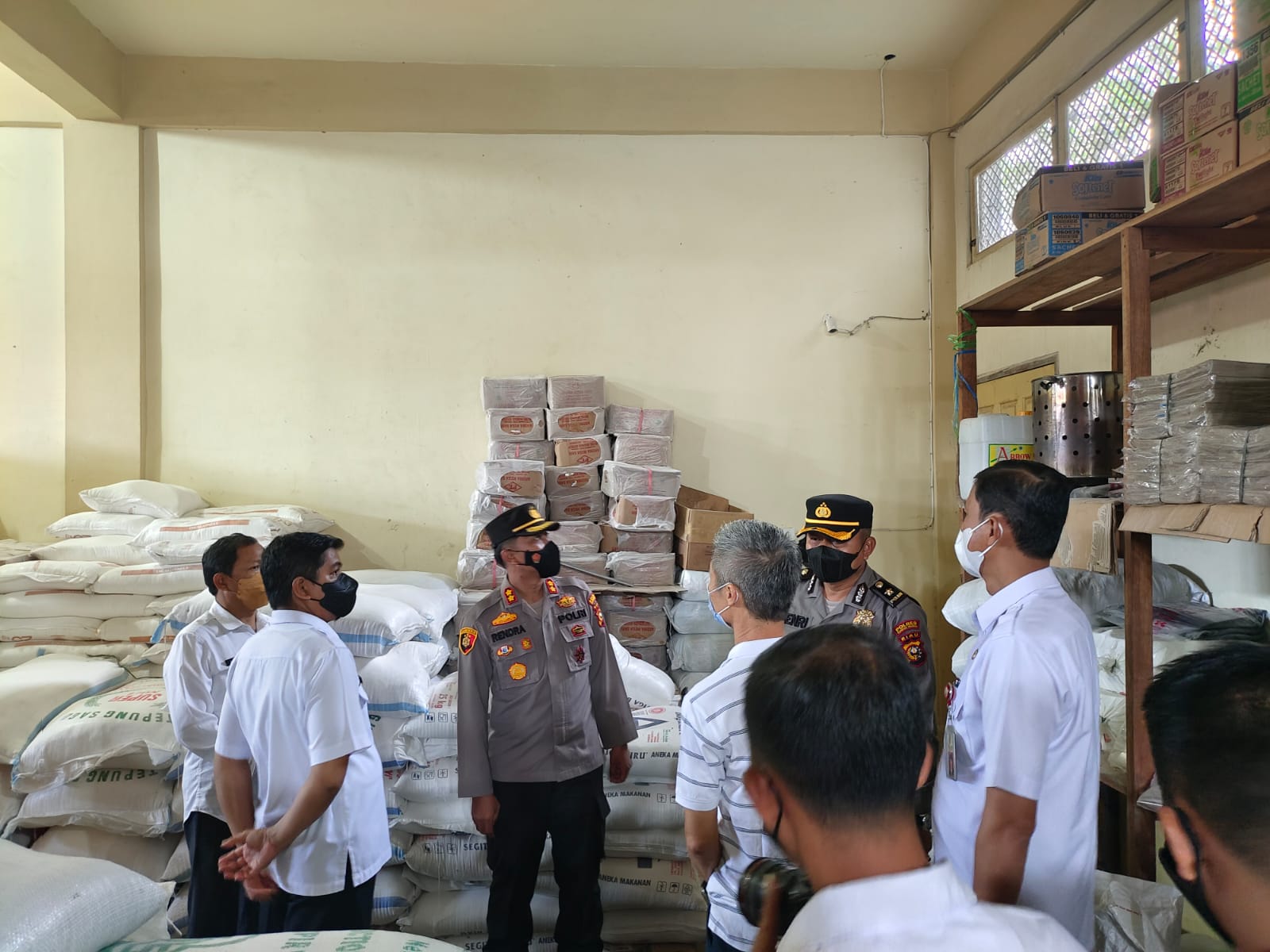 Polres Bersama Pemda Kuansing serta TNI Tinjau Sejumlah warung penjual Minyak Goreng,  Imbas dari Kelangkaan Minyak Goreng di Kuansing