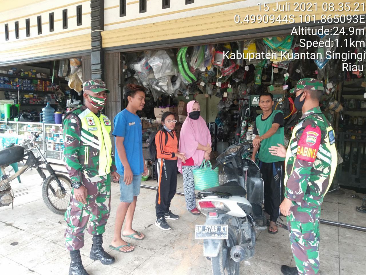 Babinsa Serda Ridwan Effendi Edukasi Warga Secara Terus Menerus Tentang Disiplin Prokes Covid-19