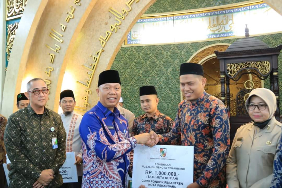 Pemko Pekanbaru Serahkan Insentif ke 1.500 Mubaligh dan Ulama