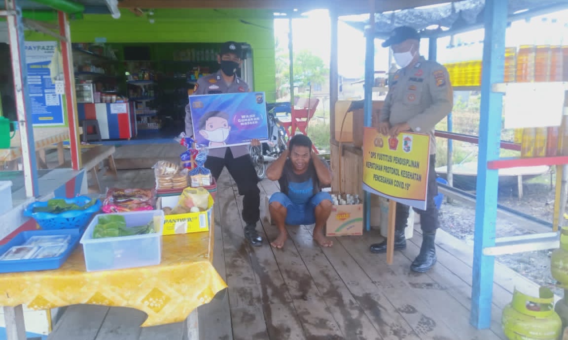 Polsek Kuala Kampar Sosialisasi Cegah Covid-19 dengan Sambangi Tempat Perbelanjaan