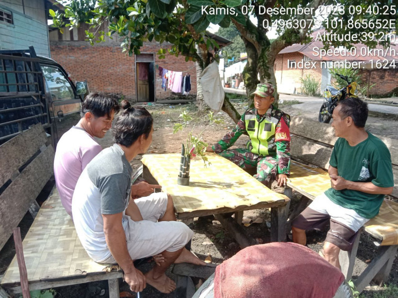 Babinsa Koramil 06 /Cerenti   Kodim  0302/Inhu  Komsos Dengan Warga Desa Kampung Baru Timur