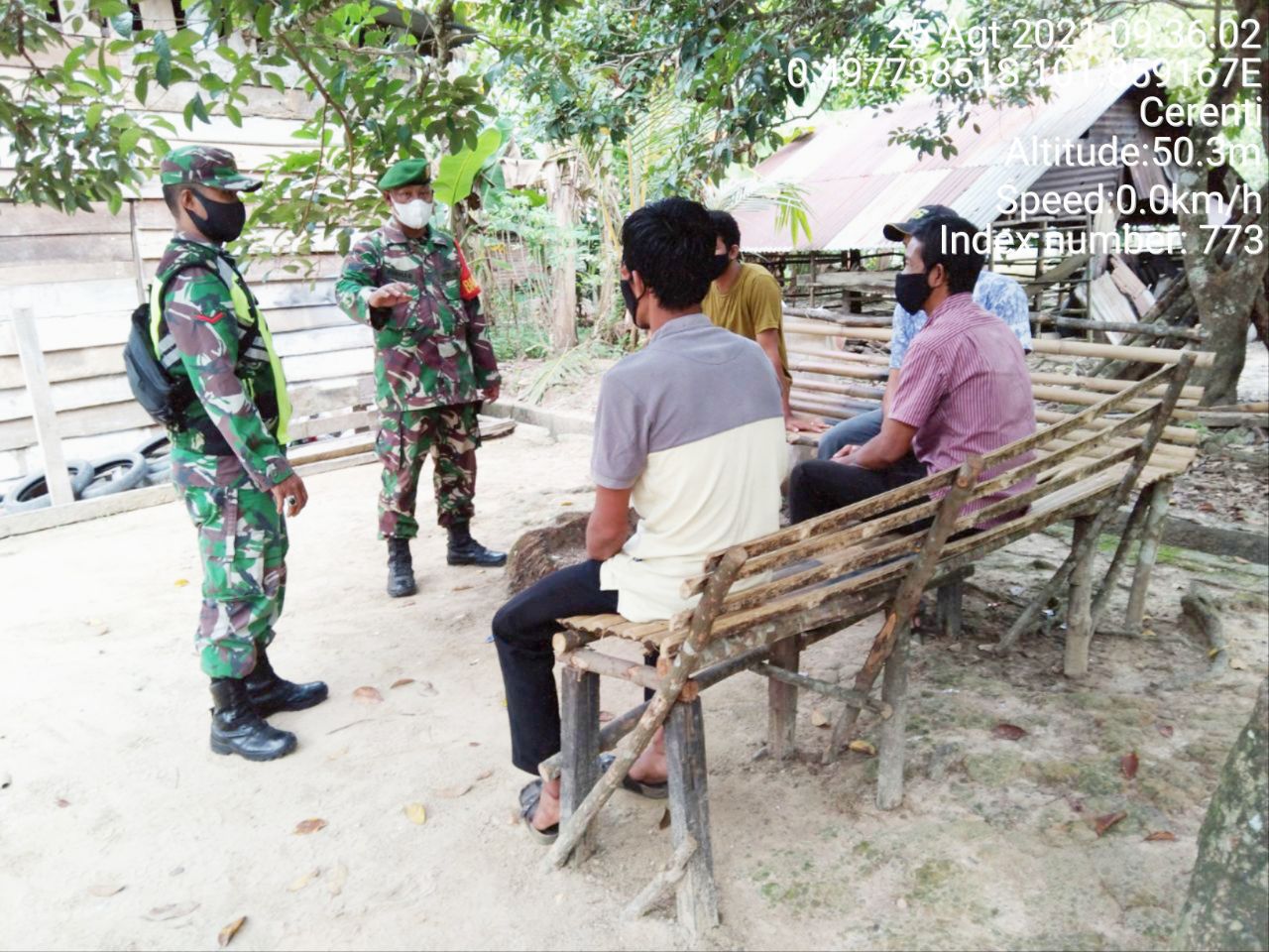 Babinsa Koramil 06/Cerenti Dim 0302/Inhu Berikan Sosialisasi Serta Himbauan Kepada Warga Agar Patuhi Prokes Covid-19 di Desa Pulau Jambu