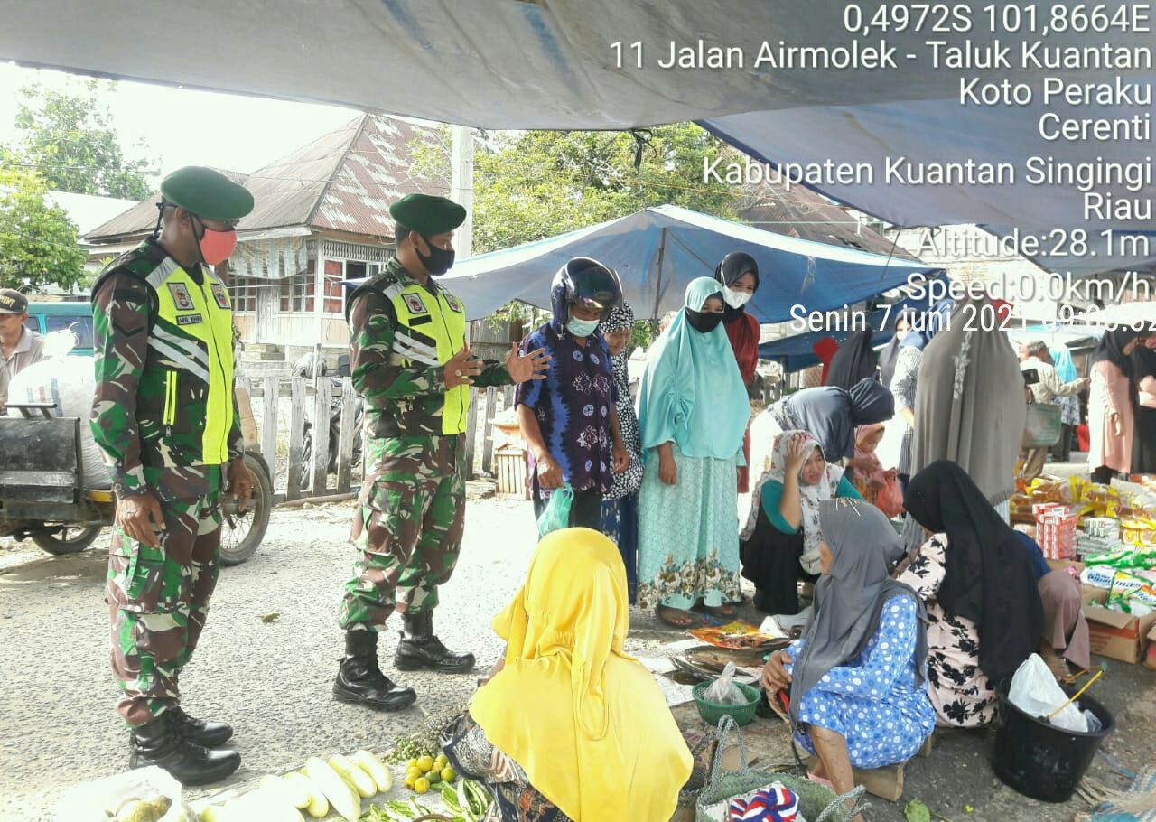 Anggota Koramil 06/cerenti Kodim Inhu Melaksanakan Operasi Yustisi Di Pasar Cerenti
