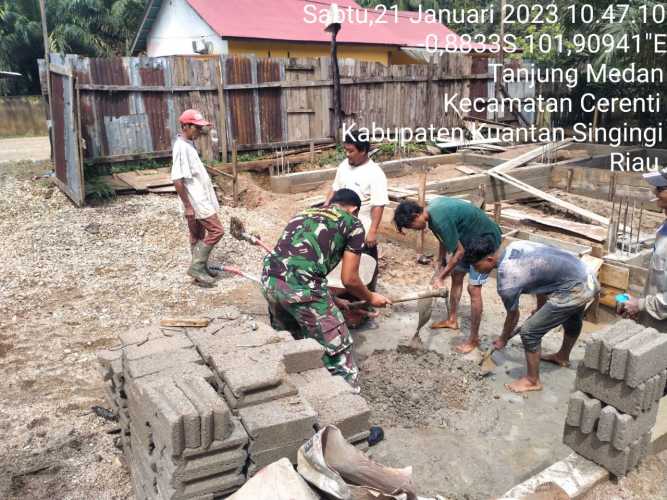 Bangun Keakraban, Babinsa Koramil 06/Cerenti Kodim 0302/Inhu Bantu Warga Membuat Rumah Di Desa Tanjung Medan