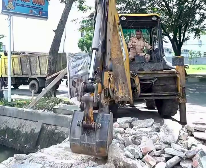 Pemko Pekanbaru Tertibkan Jembatan Parit di Jalan Arifin Ahmad Demi Perbaikan Drainase