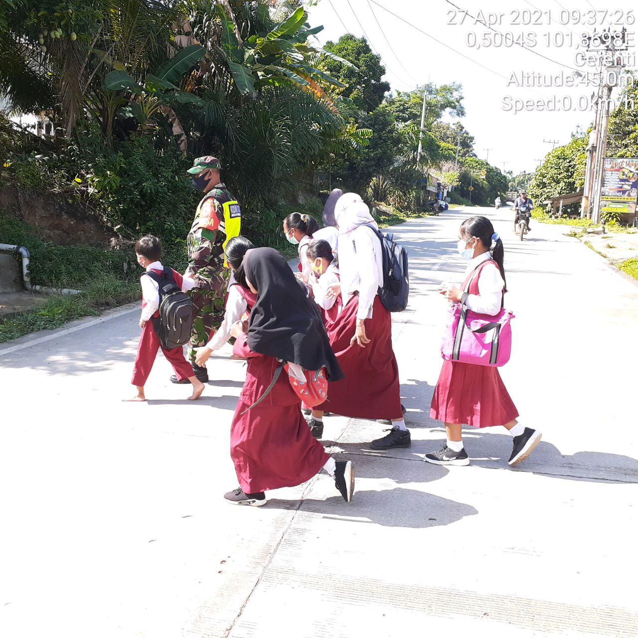 Babinsa Koramil 06/Cerenti Kodim/ 0302/ Inhu Bantu Menyeberangkan Anak Sekolah