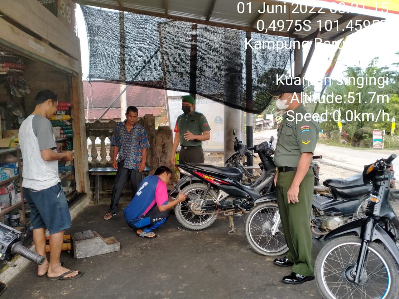 Serda Nasution dan Serda Dumen Siregar Babinsa Koramil 06/Cerenti Kodim 0302/Inhu Himbau Warga Tetap Patuhi Prokes Covid-19 di Kelurahan Pasar Cerenti dan Desa Kampung Baru Timur