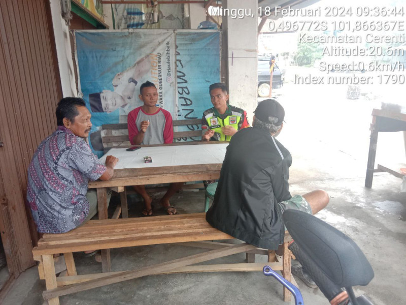 Pratu Dandy Zulfahmi Babinsa Koramil 06 /Cerenti  Kodim 0302/Inhu Laksanakan Komsos 