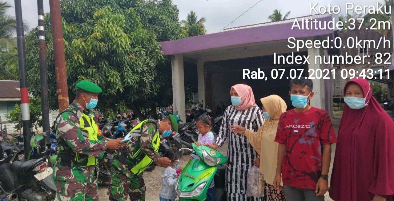 Serda Juanda Babinsa Koramil 06/ Cerenti Dim 0302/Inhu Bagikan Masker, Upaya Memberikan Kesadaran Kepada Warga