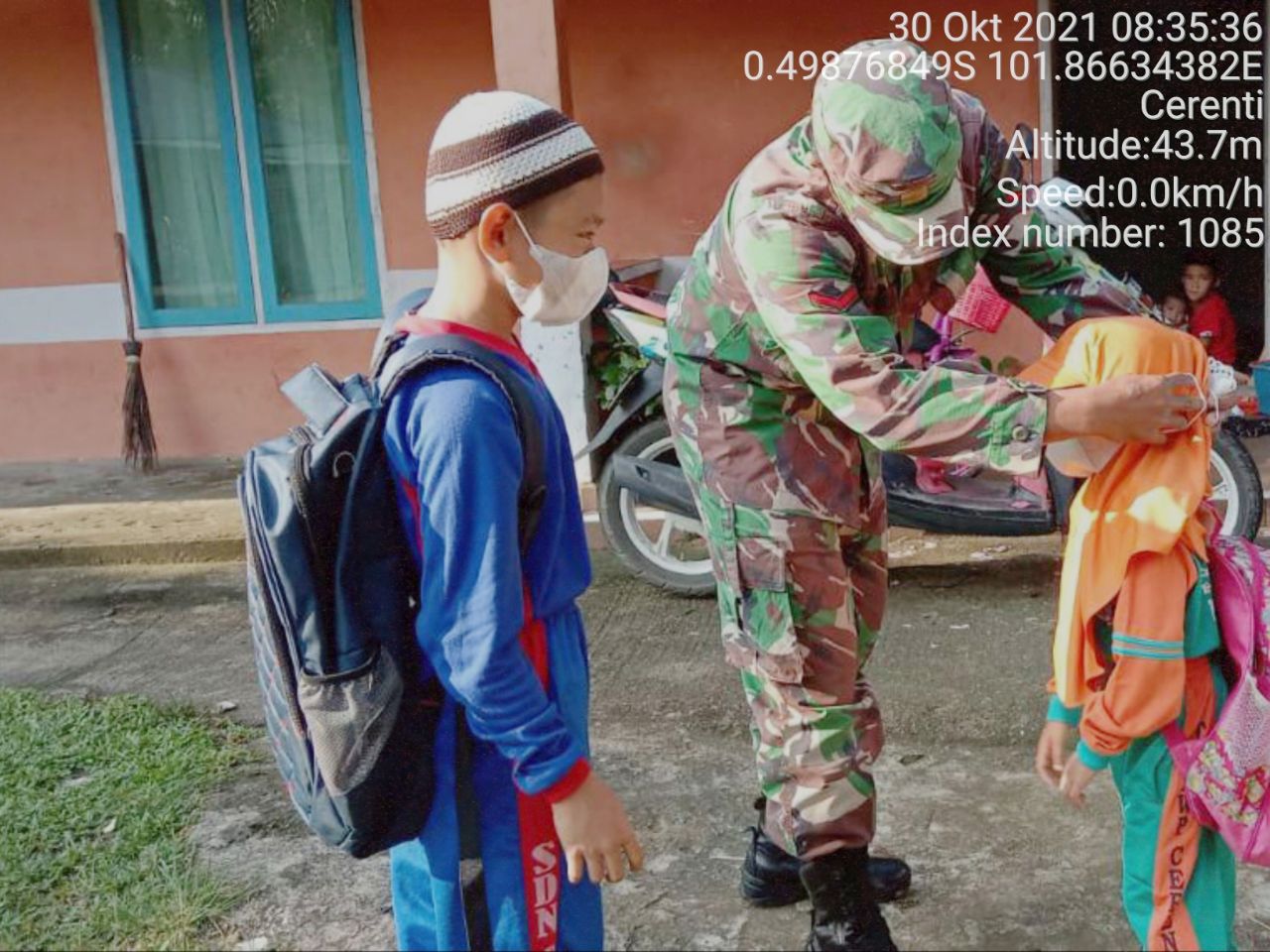 Babinsa Koramil 06/ Cerenti  Kodim 0302/ Inhu Bagikan Masker Upaya Meminimalisir Penyebaran Covid-19 Kepada Anak-Anak Sekolah Pulau Jambu