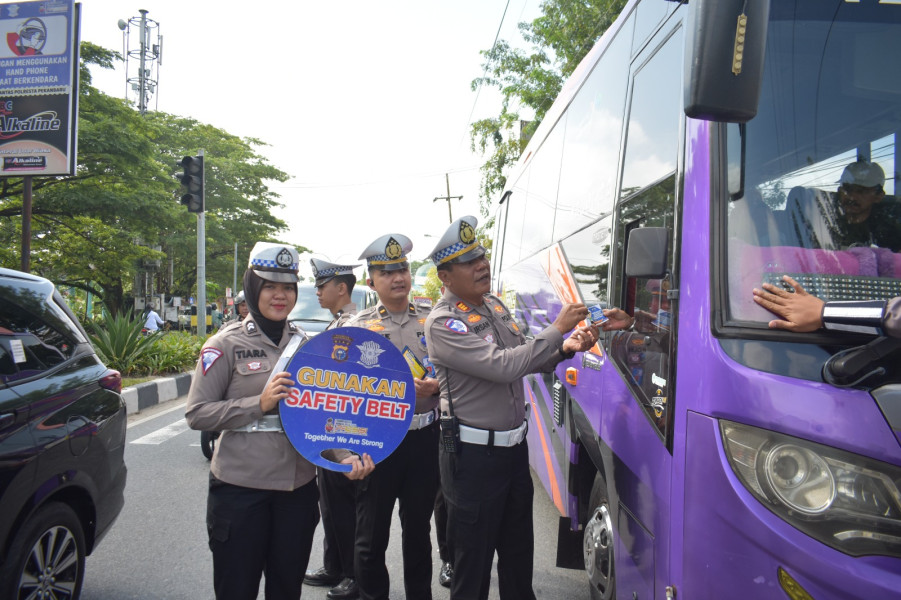 Satlantas Polresta Pekanbaru Gencarkan Edukasi Keselamatan Lalu Lintas dalam Operasi Lancang Kuning 2025