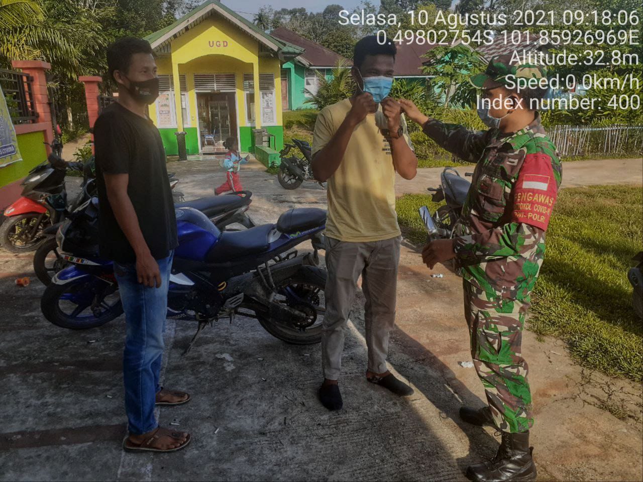 Putus Mata Rantai Penyebaran Covid-19, Babinsa Koramil 06/ Cerenti Kodim 0302/ Inhu,Sertu Efison  Bagikan Masker Gratis Kepada Warga Desa Binaan Desa Lebuh Lurus Kecamatan Inuman