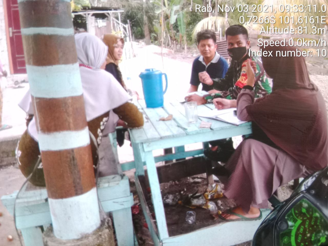 Babinsa Koramil 06/Cerenti  Kodim 0302/Inhu  Melaksanakan Komsos Dengan Masyarakat Desa Lebuh Lurus Kecamatan Inuman